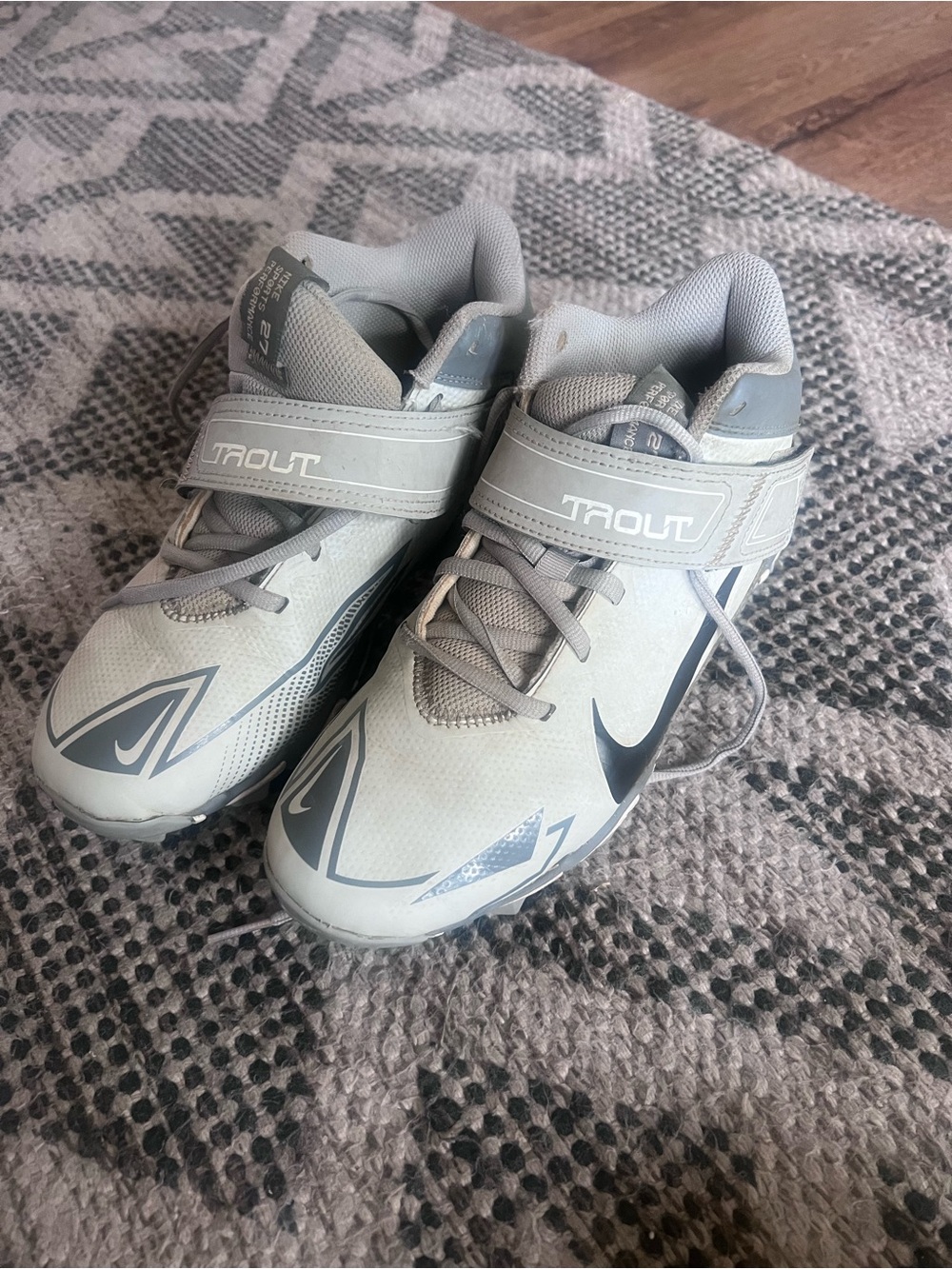 Nike Kids Light Gray Trout Baseball Cleats